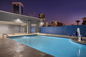 Outdoor pool - Holiday Inn Express & Suites Phoenix Midtown by IHG (Phoenix)