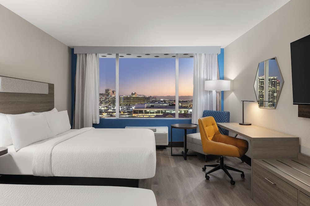 Holiday Inn Express & Suites Phoenix Midtown by IHG