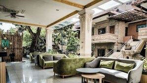 Lobby sitting area -  Melasti Kuta Beach Hotel and Spa (Kuta)