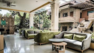 Coin salon dans le hall