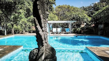 2 piscines extérieures, parasols de plage, chaises longues