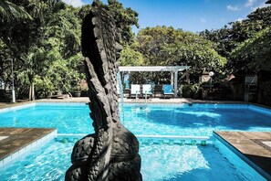 2 Außenpools, geöffnet von 06:00 Uhr bis 20:00 Uhr, Sonnenschirme