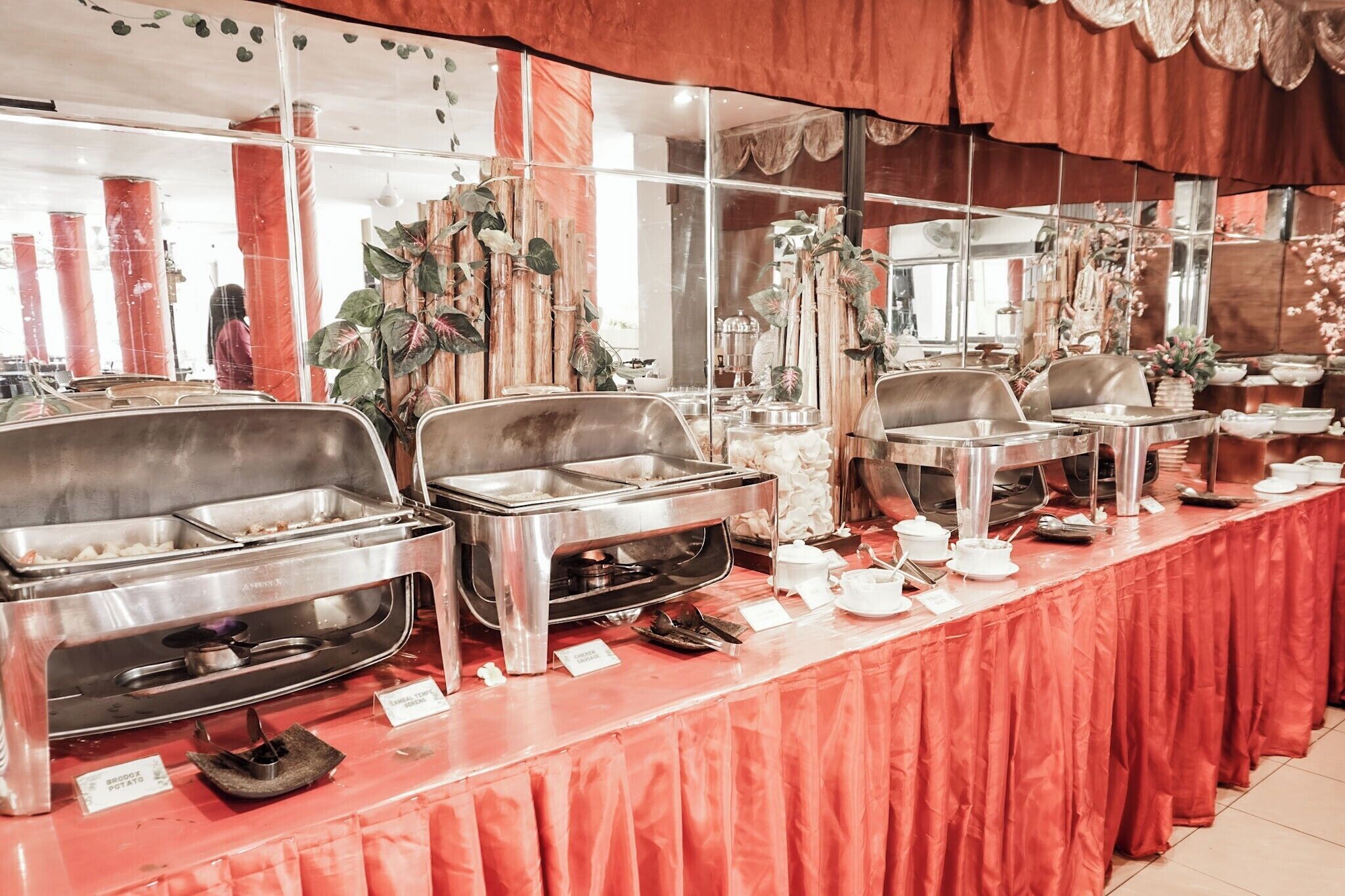 Sarapan prasmanan setiap hari dengan biaya tambahan