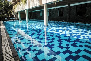 2 Außenpools, geöffnet von 06:00 Uhr bis 20:00 Uhr, Sonnenschirme