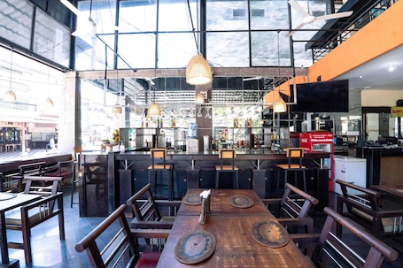 Breakfast, lunch, dinner served; Indonesian cuisine