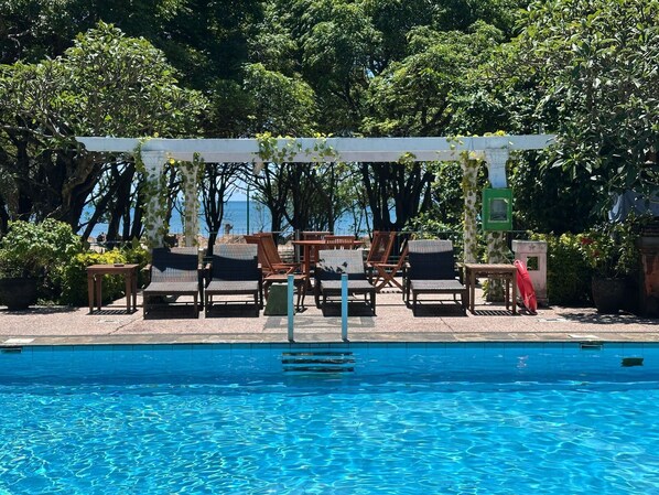 2 piscinas al aire libre, sombrillas, sillones reclinables de piscina