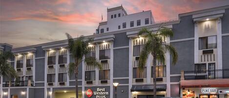 A hotel with a sign reading "Best Western PLUS" and a restaurant named "POKEBAR" on the ground floor.