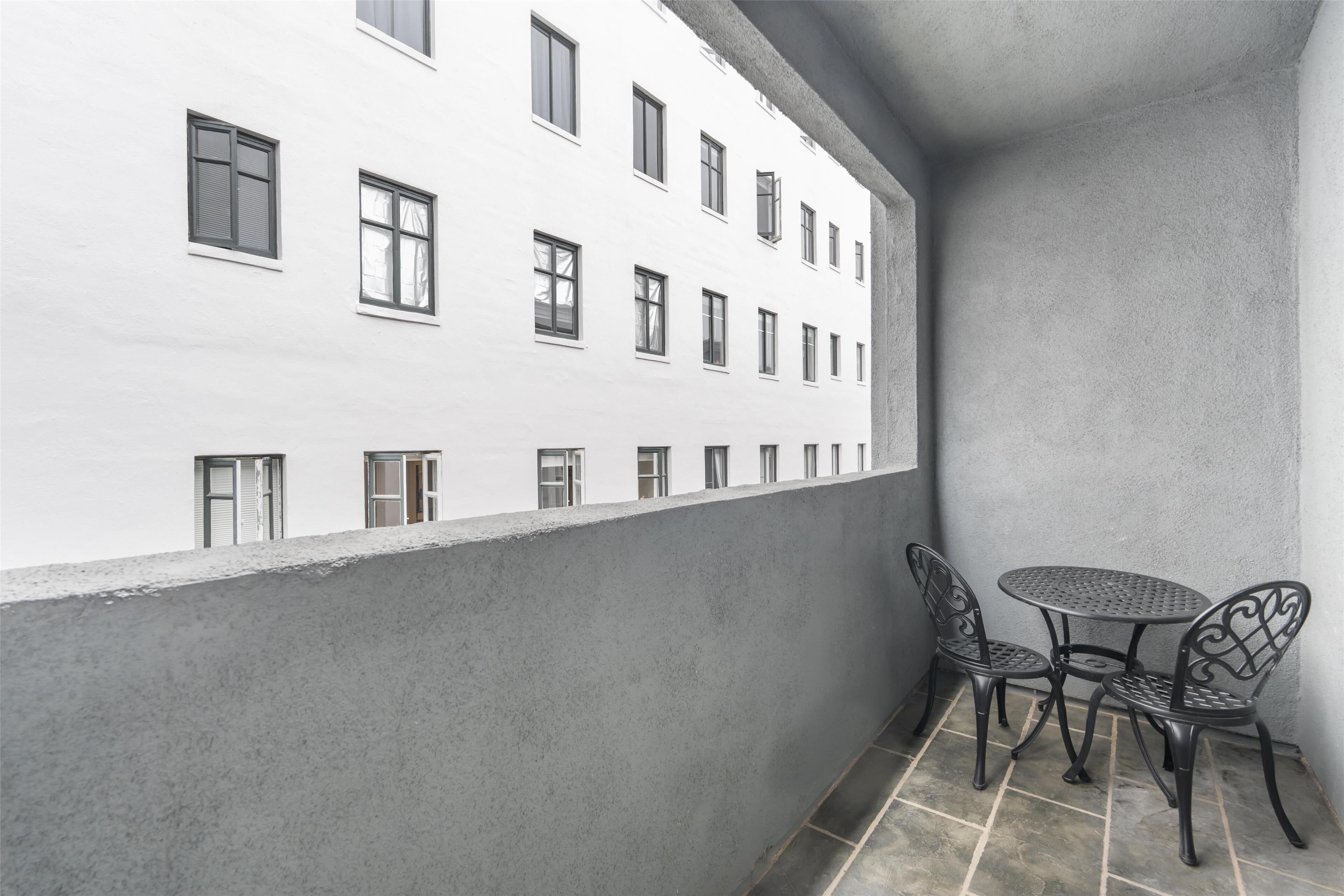 suite, 1 king bed, non smoking (living room) | 1 bedroom, premium bedding, in-room safe, desk