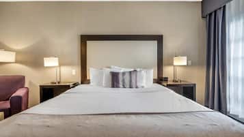 Suite, 1 kingsize bed, niet-roken (Living Room) | Luxe beddengoed, een kluis op de kamer, een bureau, een laptopwerkplek