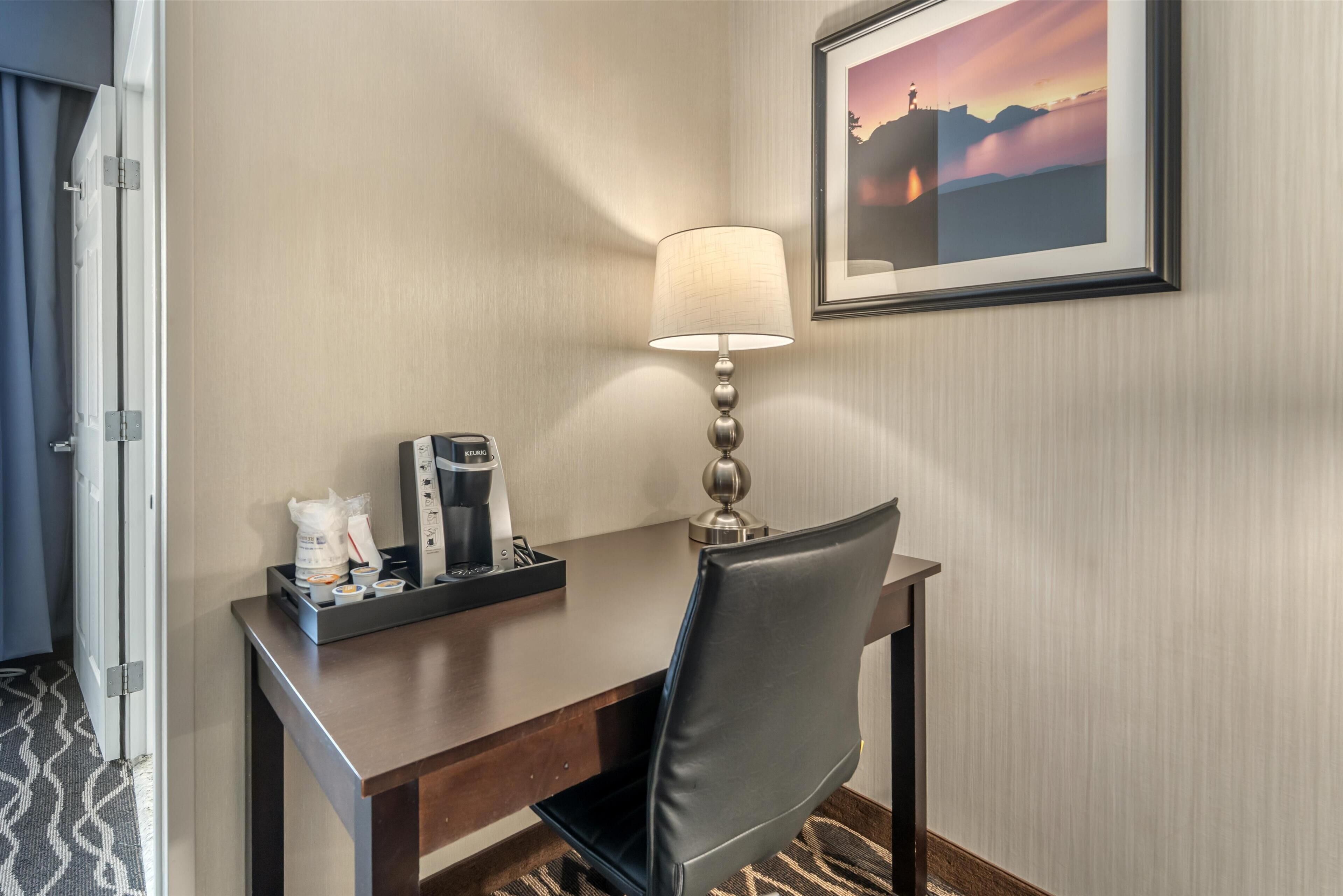 standard room, 1 double bed, accessible, bathtub | 1 bedroom, premium bedding, in-room safe, desk