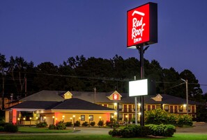 A Red Roof Inn with a large illuminated sign, a two-story building, and a parking lot. - Red Roof Inn Columbus, MS (Columbus)