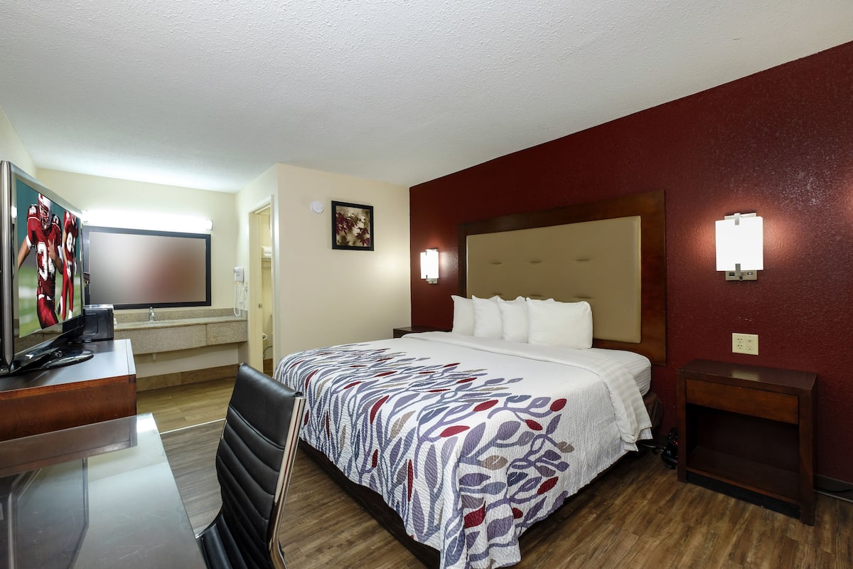 Desk, free cribs/infant beds, rollaway beds, free WiFi
