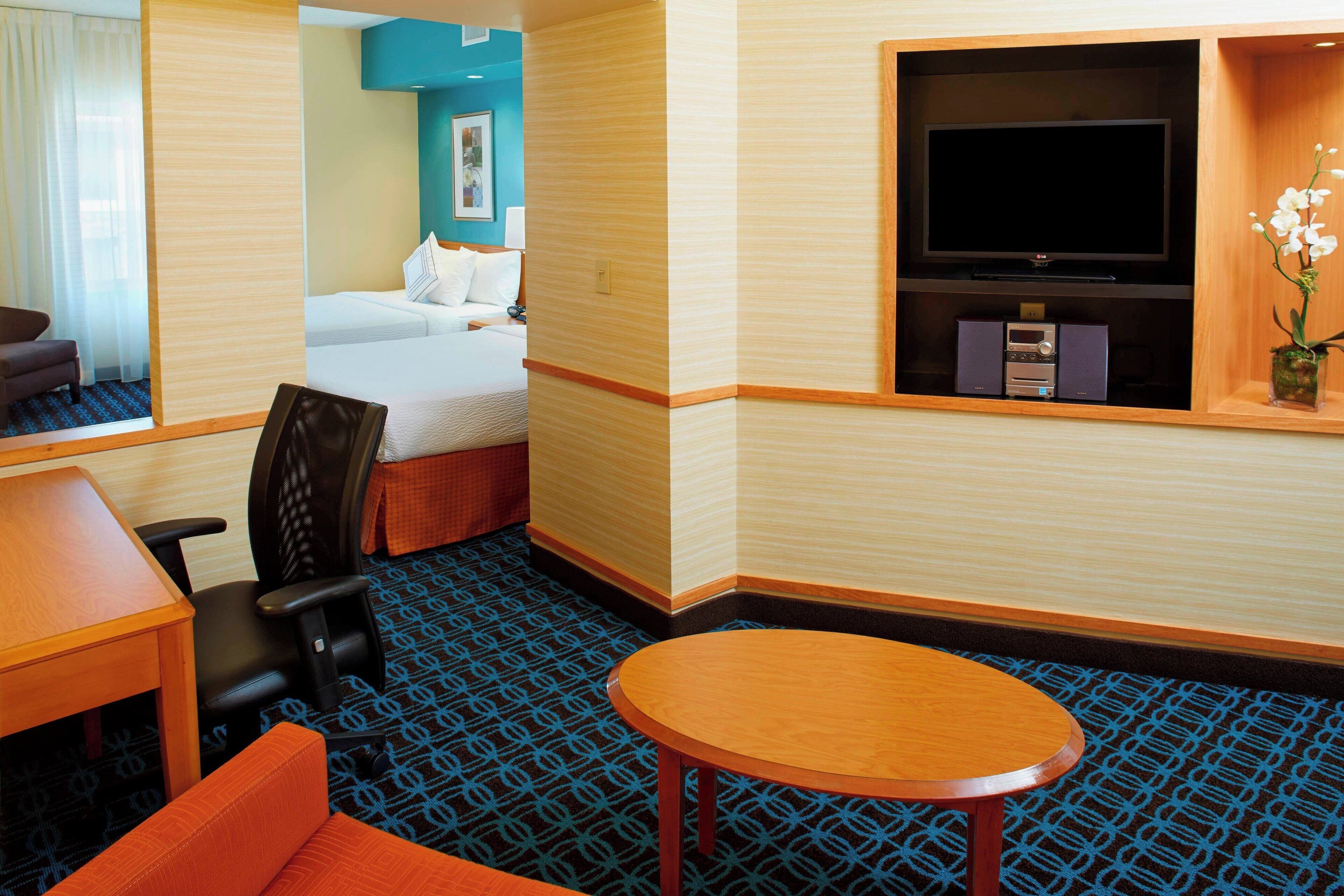 Une chambre d’hôtel équipée d’un lit, d’une télévision, d’un bureau et d’une chaise.