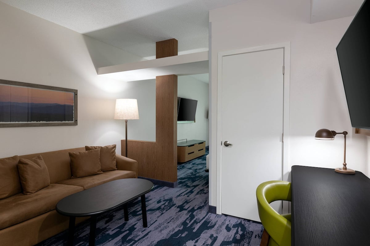 Suite, Multiple Beds | Living area | 32-inch flat-screen TV with satellite channels, TV, Netflix