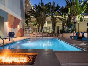 Outdoor pool - voco Sarasota by IHG (Sarasota)