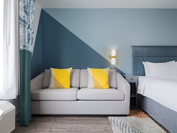 Junior Suite, 1 King Bed | 1 bedroom, hypo-allergenic bedding, in-room safe, desk at voco Sarasota by IHG