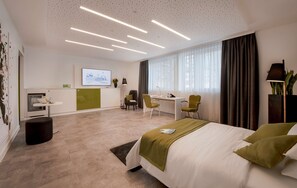 Ropa de cama hipoalergénica y caja de seguridad en la habitación