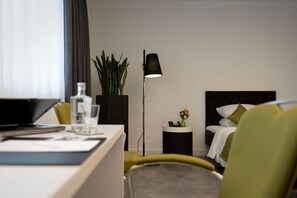 Comfort Room, 2 Twin Beds | Hypo-allergenic bedding, in-room safe, desk, laptop workspace - Tulip Inn Düsseldorf Arena (Düsseldorf)