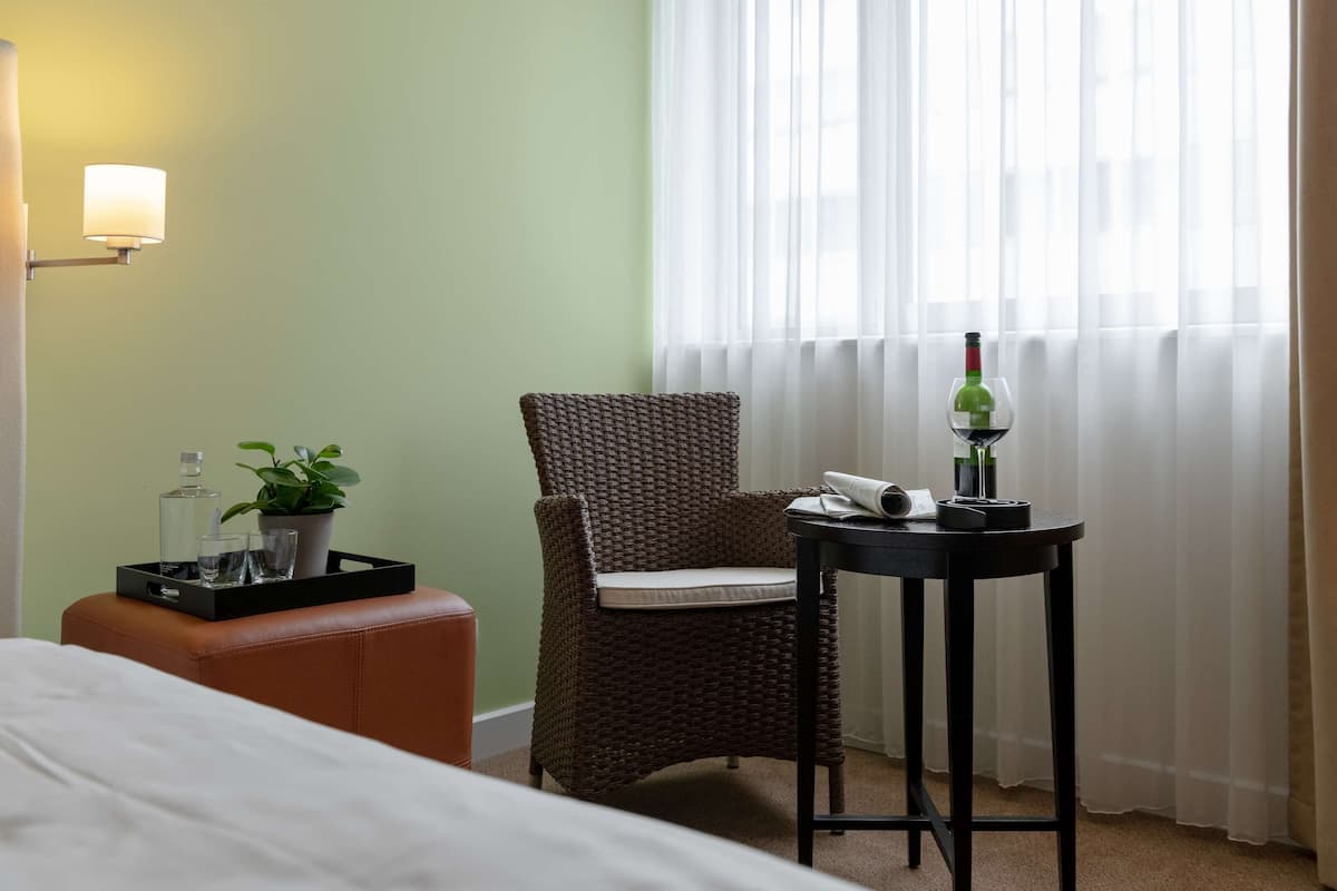 Comfort Room, 2 Twin Beds | Hypo-allergenic bedding available, in-room safe, desk, laptop workspace