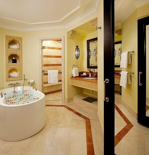 Suite ejecutiva (EXECUTIVE SUITE) | Baño | Amenidades de baño gratuitas, secadora de cabello, batas, pantuflas 