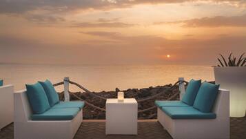 4 bars/lounges, poolside bar