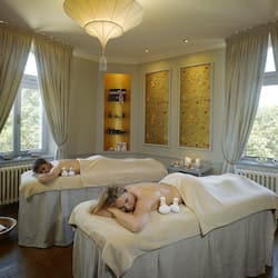 Un sauna, una bañera de hidromasaje, baño turco, baño turco/hammam