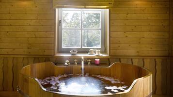 Bastu, bubbelpool, ångbastu, turkiskt bad/hamam och kroppsbehandlingar
