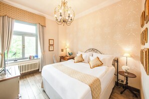 Habitación superior | Ropa de cama hipoalergénica y minibar 