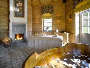 Un sauna, una bañera de hidromasaje, baño turco, baño turco/hammam