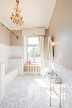 Suite de lujo | Baño | Secadora de cabello, batas, pantuflas, toallas 