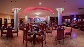 3 restaurants; ze serveren er lunch en diner