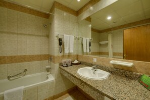 Bañera con ducha, artículos de tocador gratuitos, secador de pelo, batas