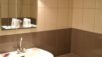 Habitación doble, 1 cama matrimonial | Baño | Amenidades de baño gratuitas, secadora de cabello, toallas
