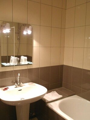 Double Room, 1 Double Bed | Bathroom | Free toiletries, hair dryer, towels - Hôtel du Portalet (Hyères)