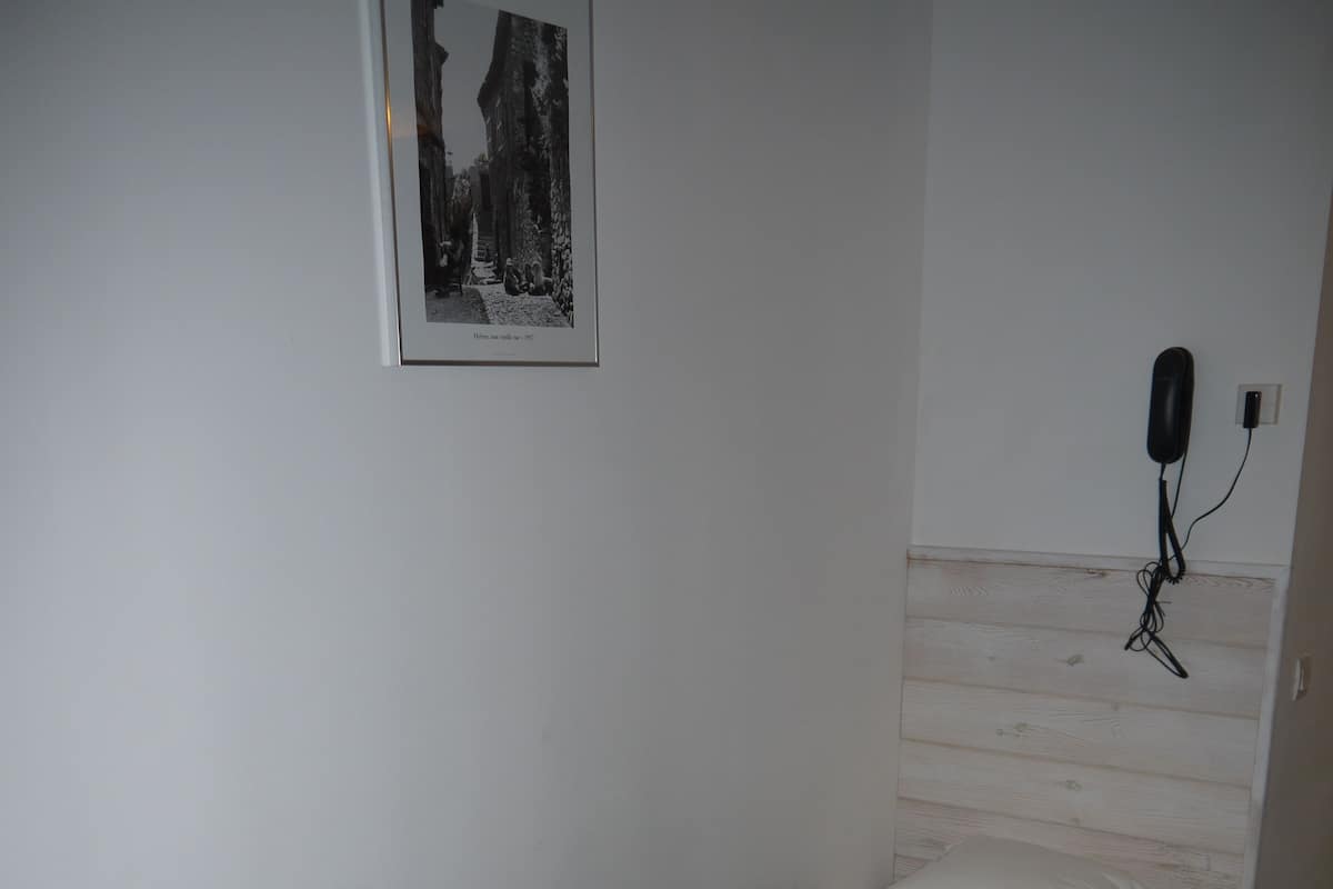 Chambre Simple, 1 lit une place | Chambres insonorisées, Wi-Fi gratuit, draps fournis