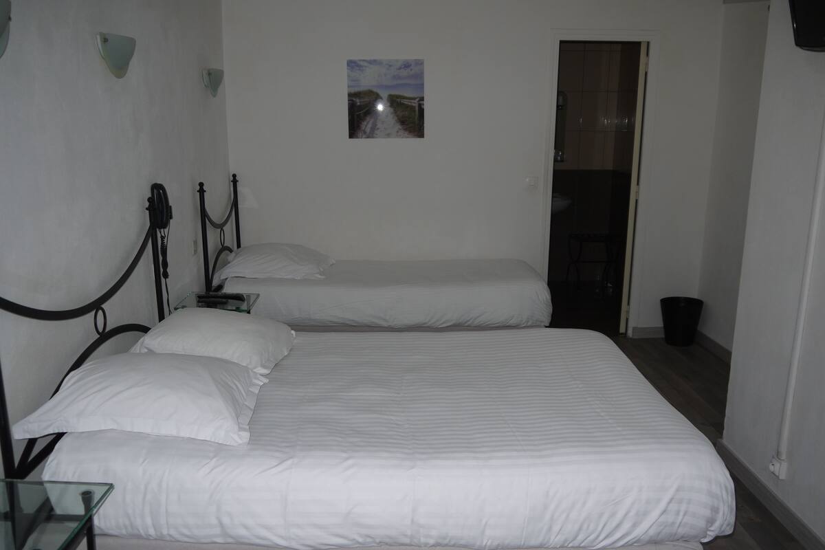 Chambre Triple, plusieurs lits | Chambres insonorisées, Wi-Fi gratuit, draps fournis