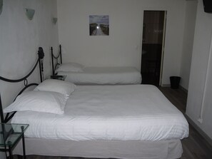 Triple Room, Multiple Beds | Soundproofing, free WiFi, bed sheets