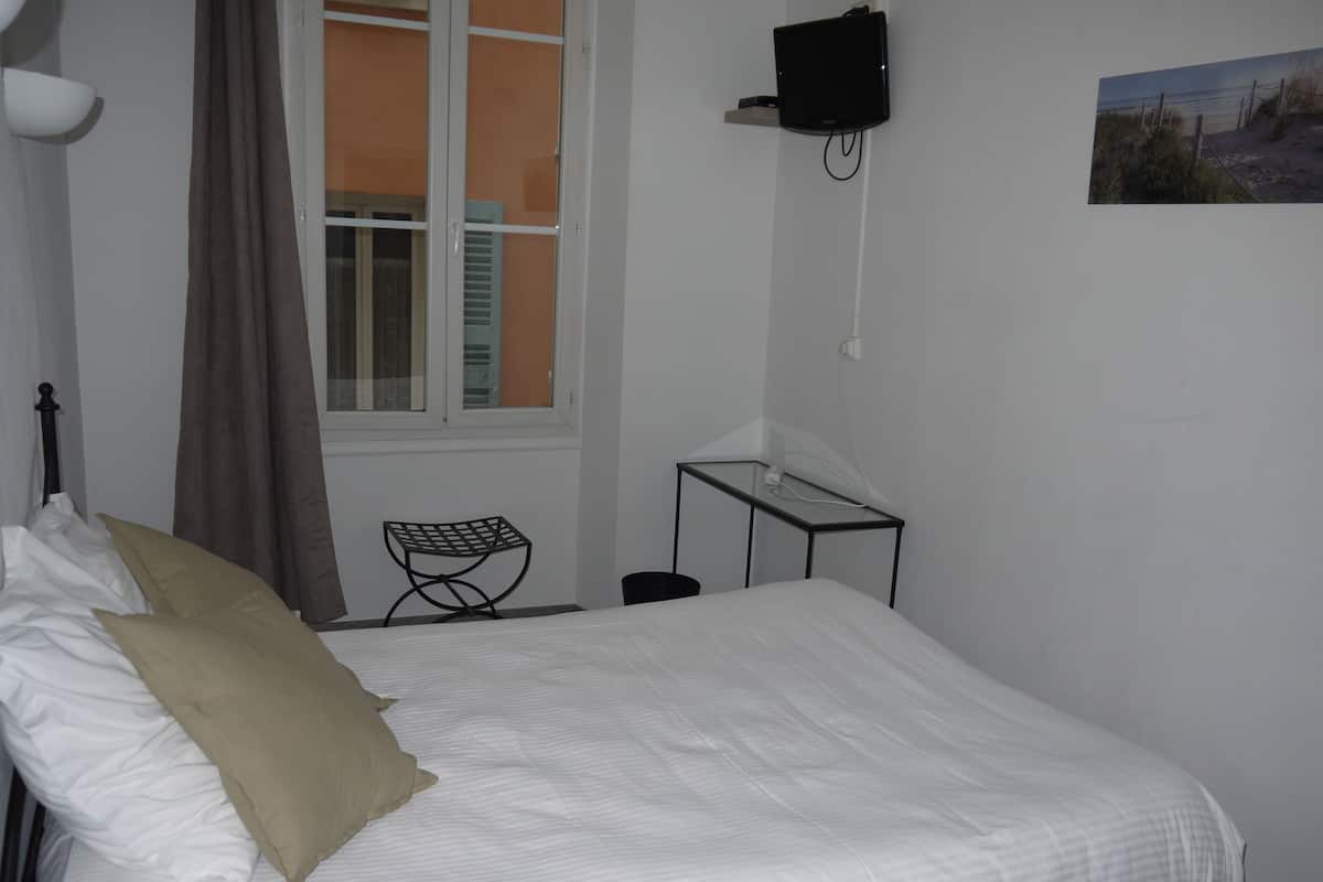 Chambre Double, 1 lit double | Chambres insonorisées, Wi-Fi gratuit, draps fournis