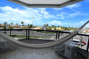 Una hamaca en una habitación con vista a una calle y palmeras.