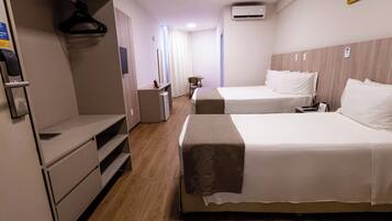 Quarto triplo standard | Quartos à prova de som, Wi-Fi de cortesia, roupa de cama
