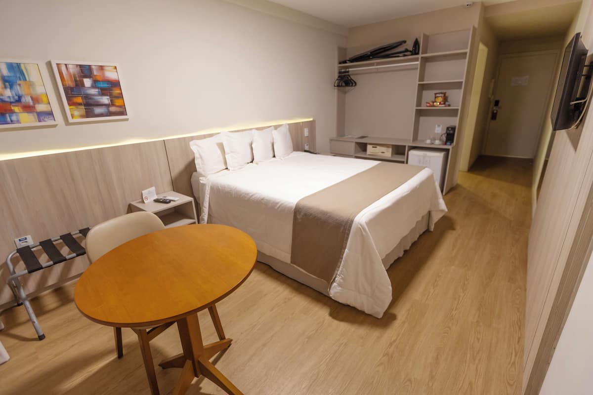 Executive Suite | Soundproofing, WiFi (free), bed sheets