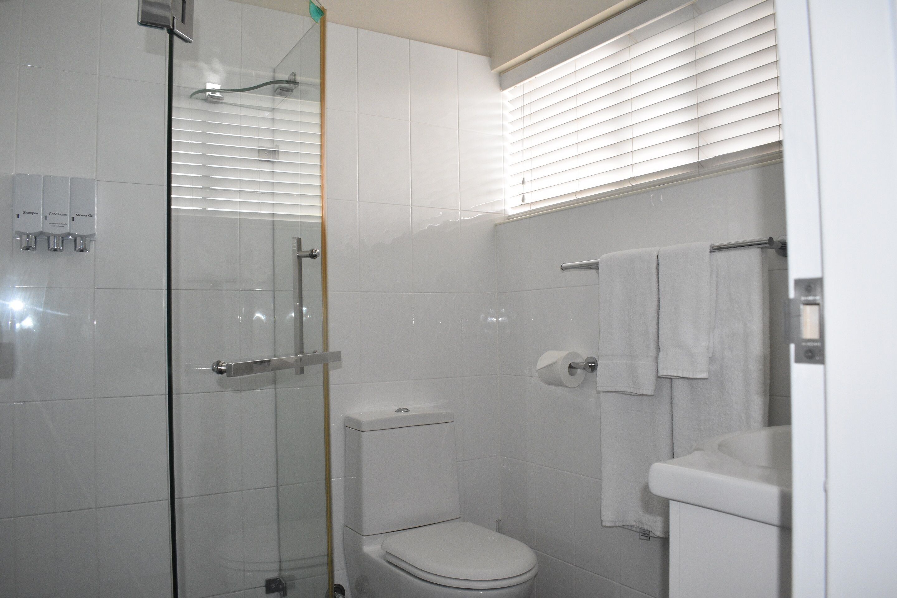 shower, rainfall showerhead, free toiletries, hair dryer