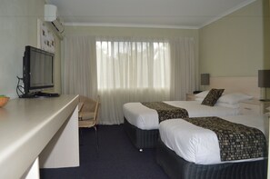 Minibar, in-room safe, desk, blackout drapes - Best Western Ipswich (Ipswich)
