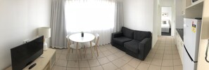 Minibar, caja fuerte, escritorio y cortinas opacas