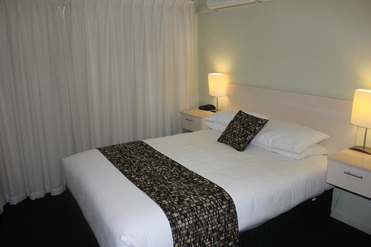 Standard Room, Multiple Beds, Non Smoking | Minibar, in-room safe, desk, blackout drapes