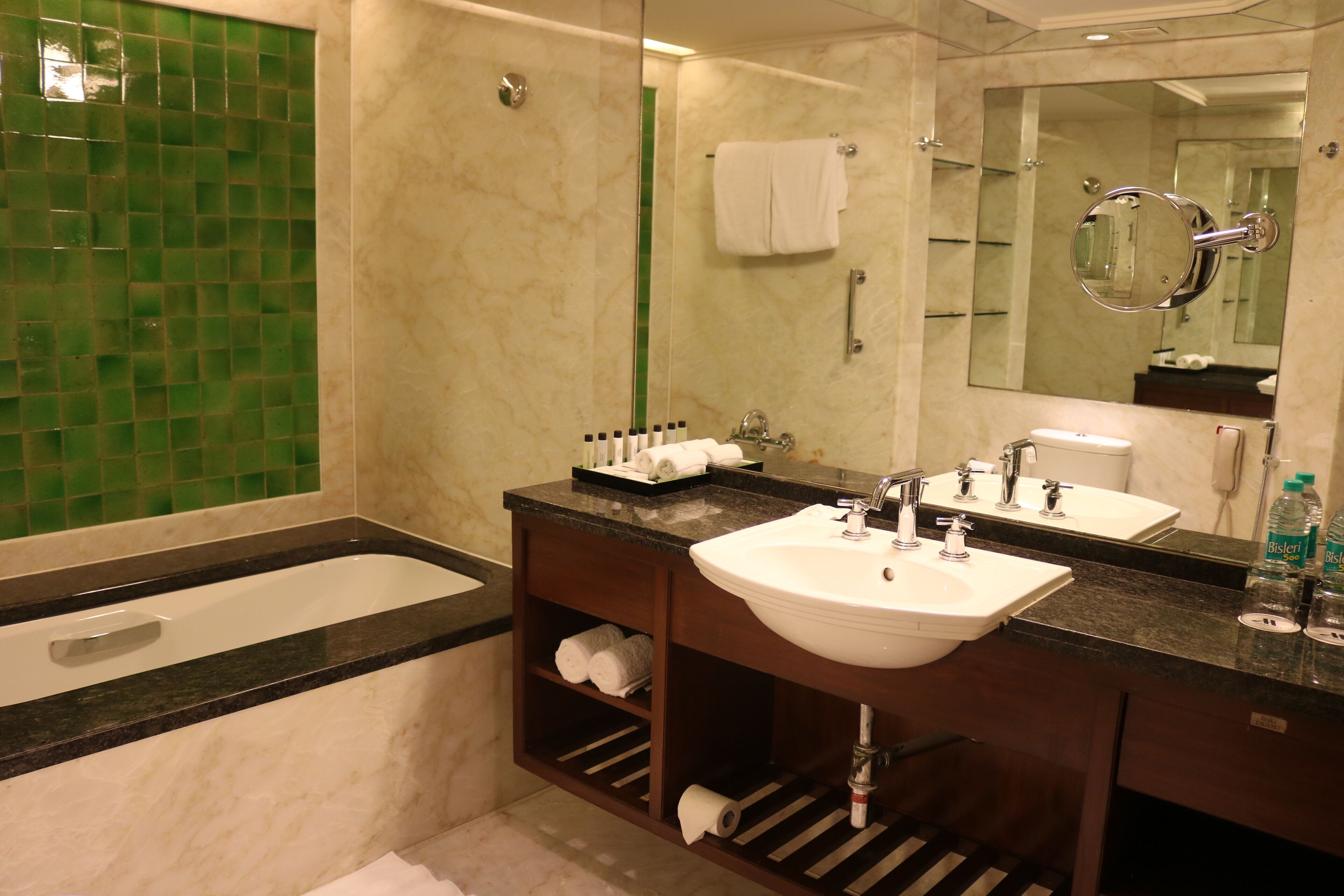 Une salle de bain avec une baignoire, un lavabo et un miroir.