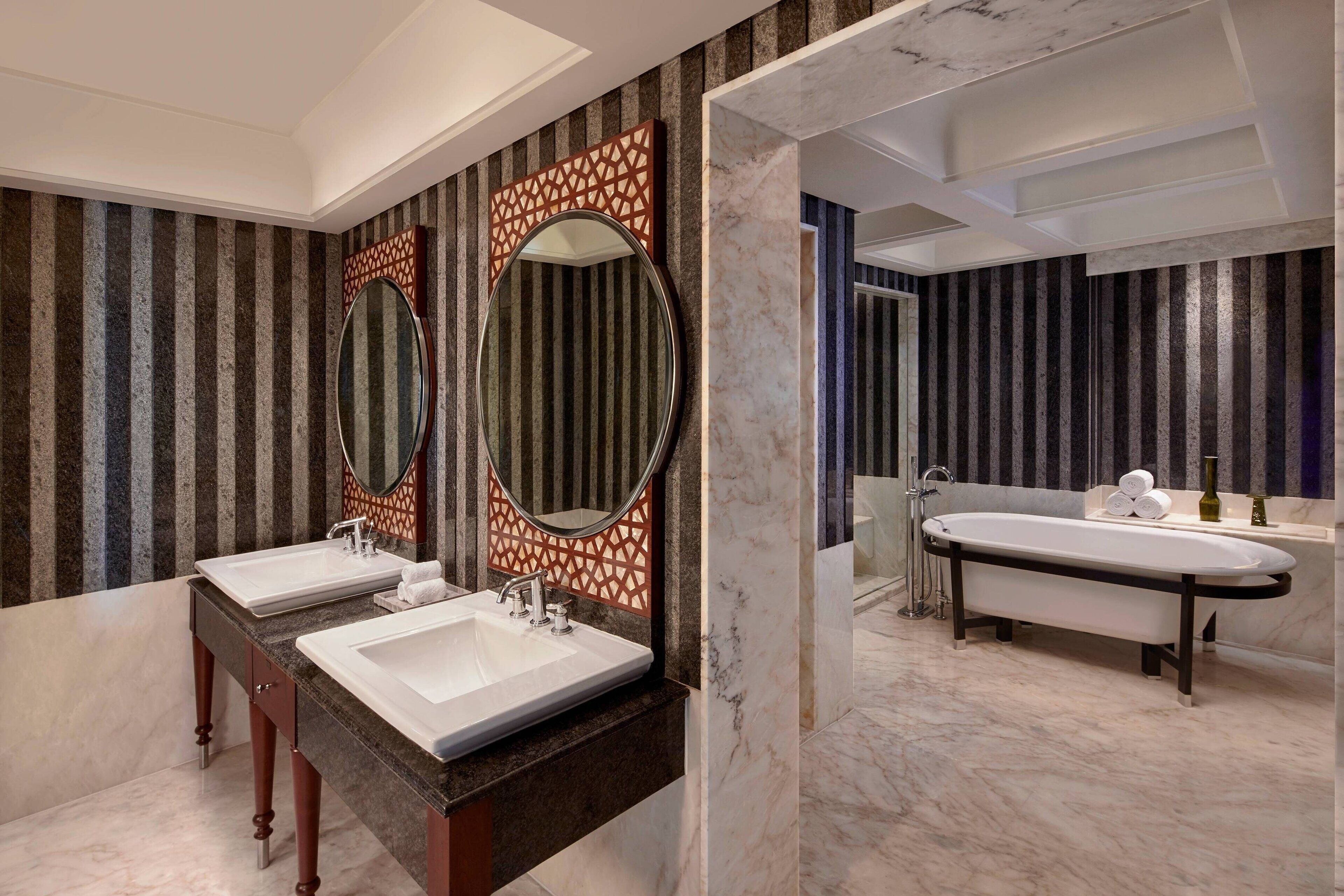 presidential suite, 1 bedroom | bathroom | combined shower/bathtub, deep-soaking bathtub, rainfall showerhead
