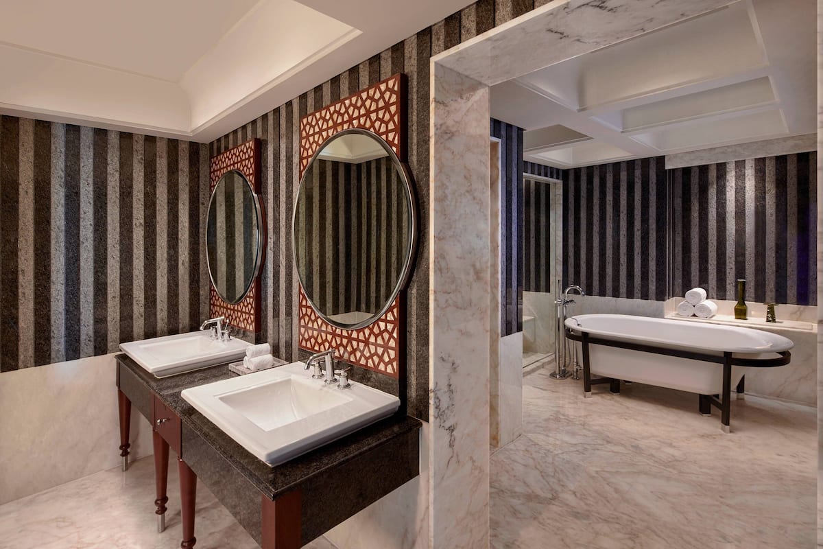 presidential suite, 1 bedroom | bathroom | combined shower/bathtub, deep-soaking bathtub, rainfall showerhead