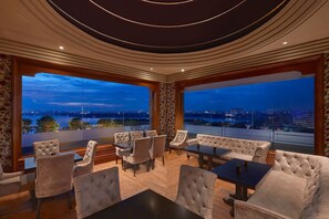 2 bars/lounges, pub - Hyderabad Marriott Hotel & Convention Centre (Hyderabad)