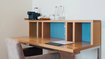 Una scrivania moderna con piano in legno e vani contenitori blu.